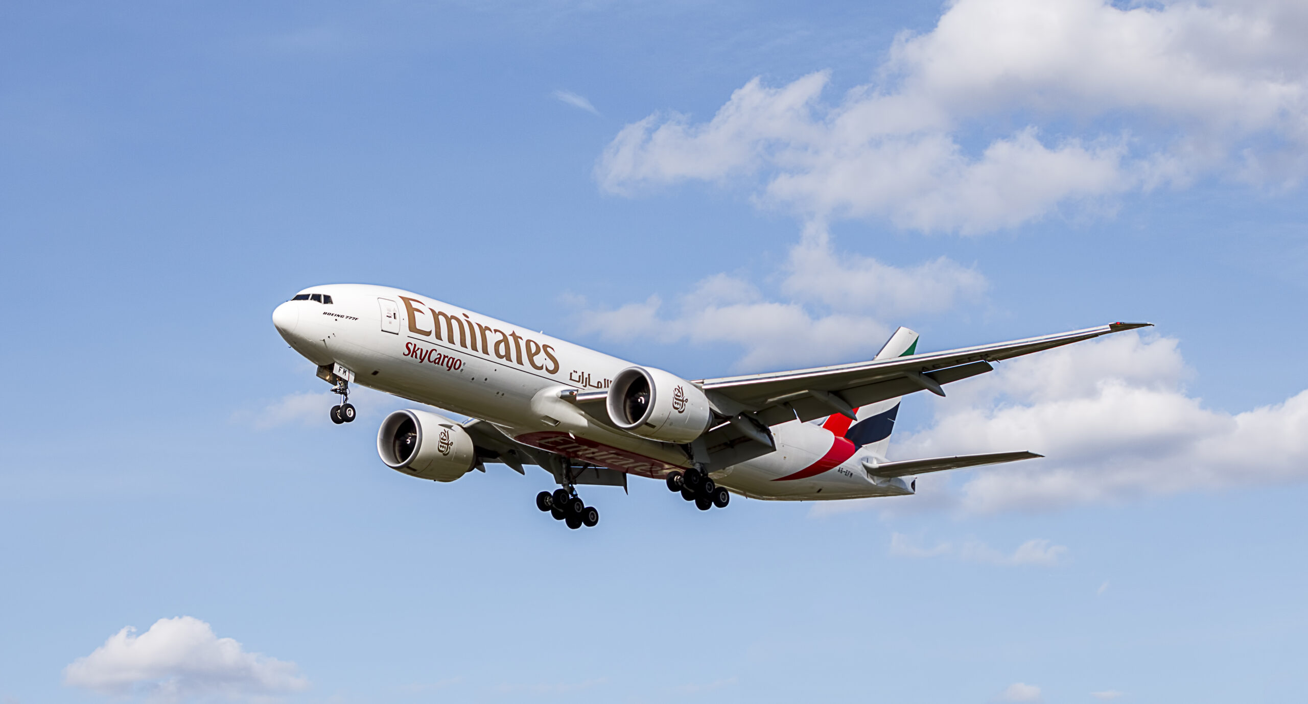 Emirates face angajări