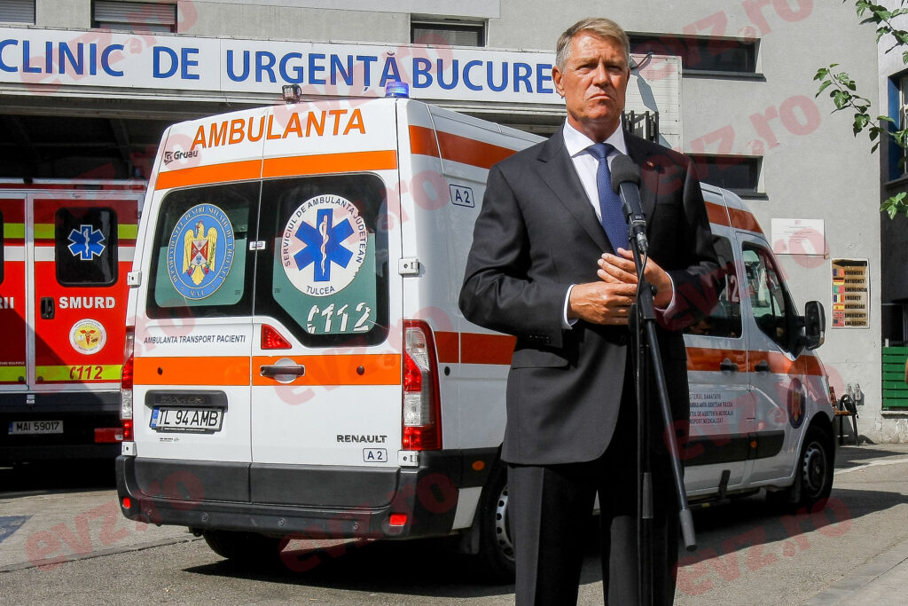 Klaus Iohannis ține un discurs în curtea spitalului Floreasca; Foto: arhiva EVZ
