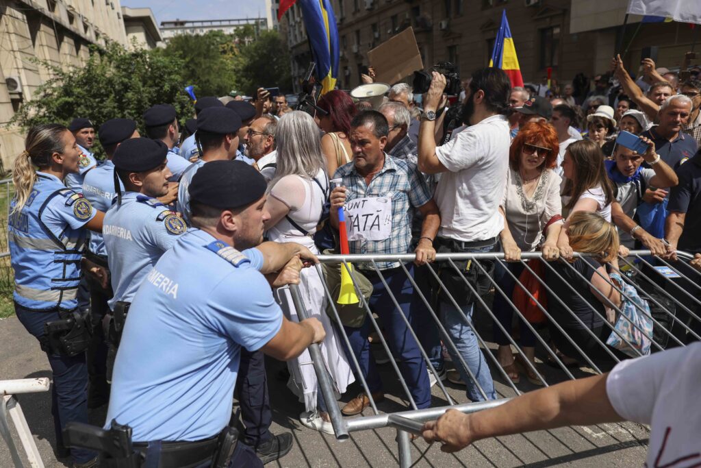 Protestul AUR ia amploare. Un jurnalist a fost lovit și un reporter TVR a leșinat