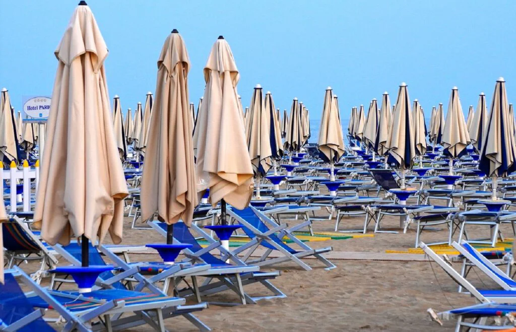 Grecia își ia plajele înapoi. Cu cine se luptă acum