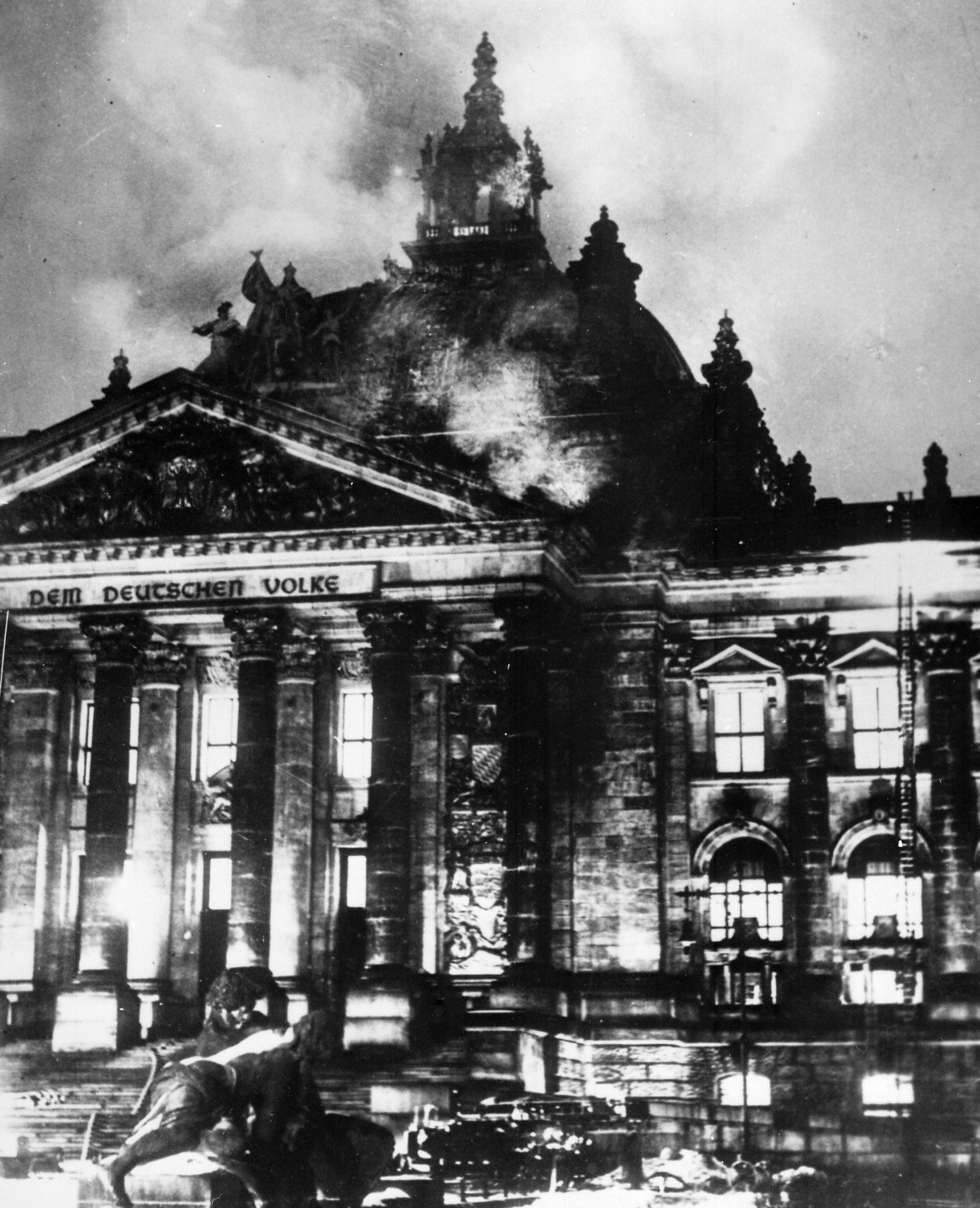 Reichstag-ul în flăcări