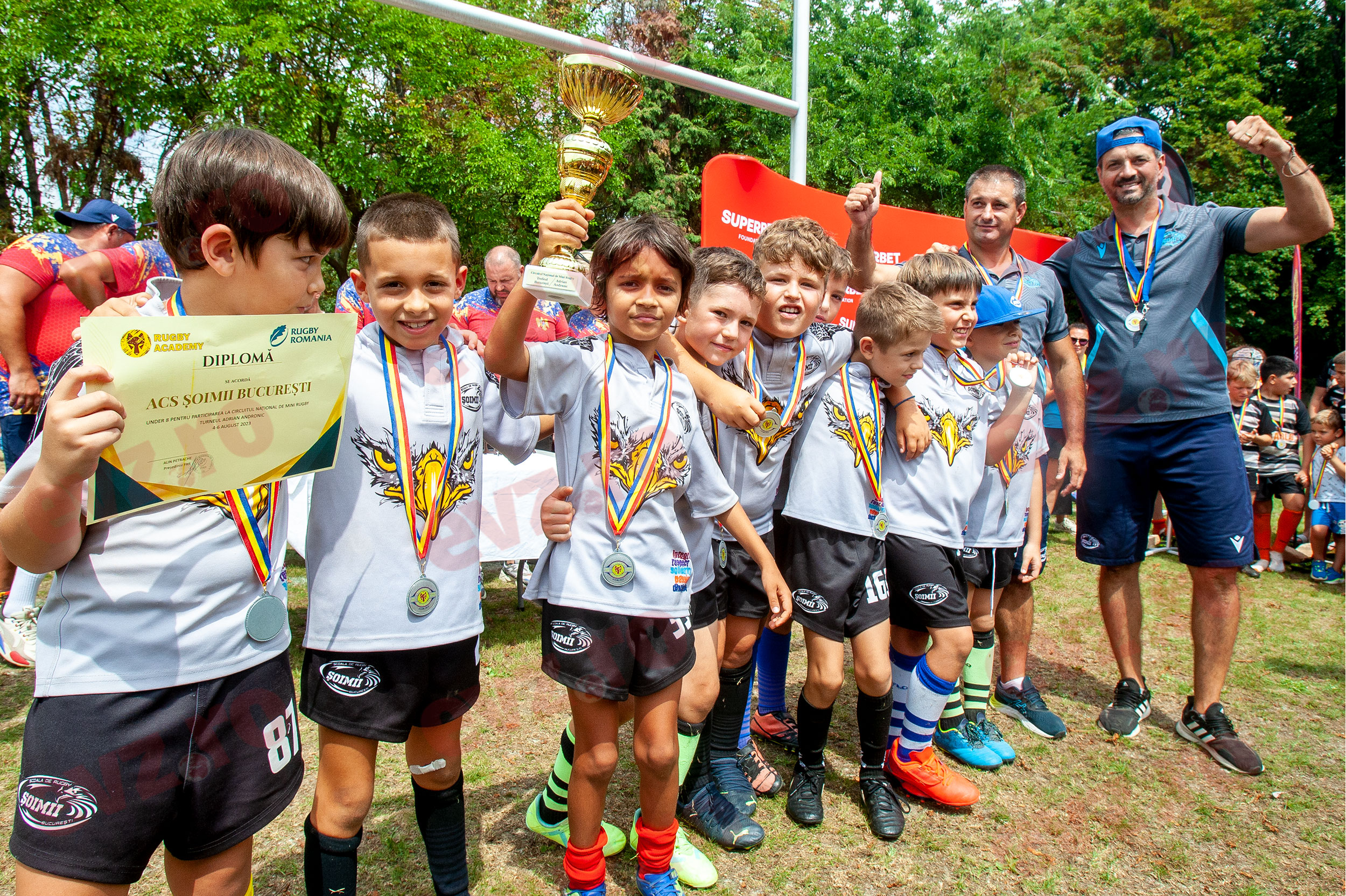 Echipa de rugby de juniori ASC Șoimii București primește diploma pentru locul întâi la categoria „sub opt ani” în cadrul turneului Adrian Corneliu Andronic (sursă foto: Evenimentul Zilei / Răzvan Vălcăneanțu)