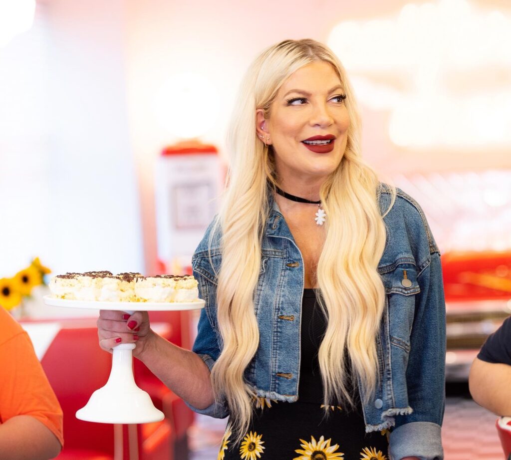 Actrița Tori Spelling, din Beverly Hills 90210, se gândește să se apuce de OnlyFans