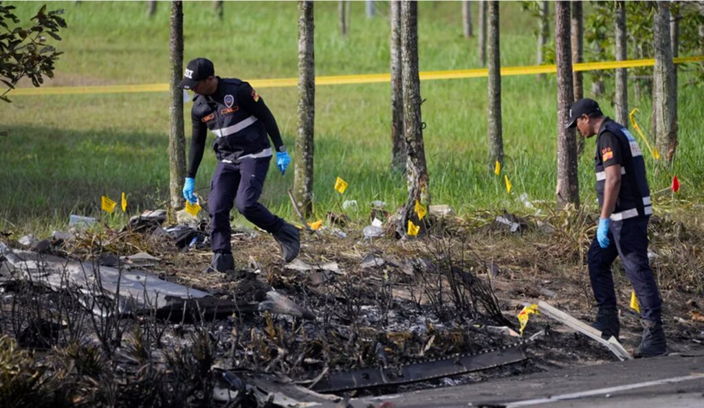 Polițiștii caută resturi umane în zona unde s-a prăbușit avionul.