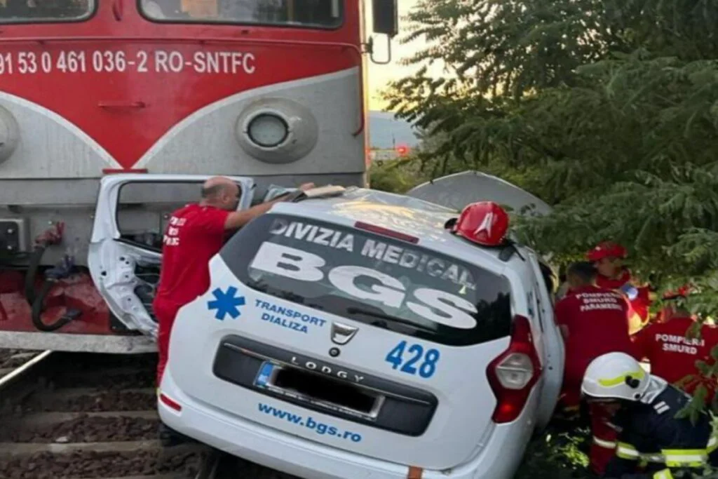 Ambulanță lovită de tren, în Gorj. Șoferul a murit