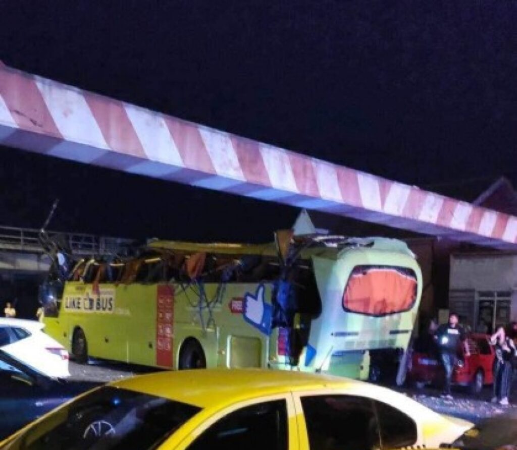 Accident grav la Constanța. Opt persoane din autocarul ucrainean care a lovit limitatorul de înălțime au ajuns la spital