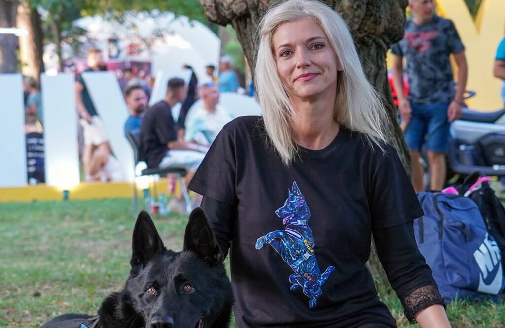 Ministrul Justiției s-a fotografiat la Untold cu câinele vedetă Șuier.