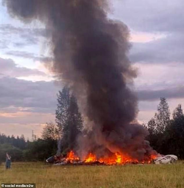 Avionul în care se presupuse că era Evgheni Prigojin, în flăcări după prăbușire.