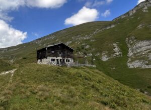 Cabana Caraiman s-a redeschis pentru circuitul turistic.