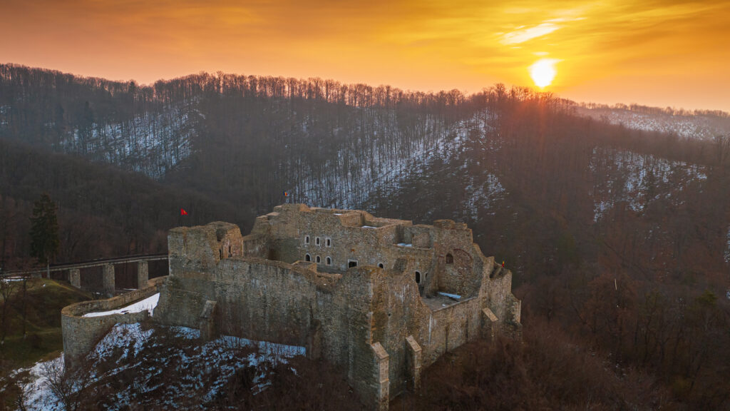 Cetatea din România care i-a impresionat pe turiști. Construcția ei a început în 1375