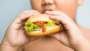 Obezitatea la copii. Greșeala pe care o fac mulți părinți