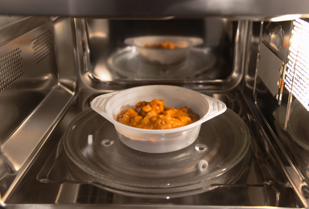 Ce se întâmplă dacă pui o lingură de metal în cuptorul cu microunde atunci când încălzești supa
