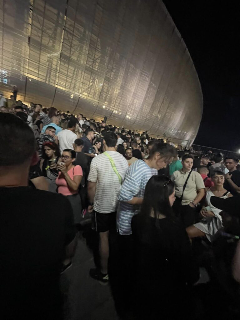 Sute de oameni au ramas in afara stadionului.