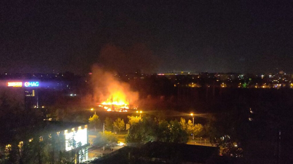 Incendiu puternic de vegetație în Parcul IOR. Pompierii au intervenit cu patru autospeciale