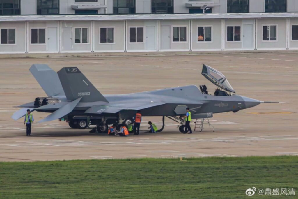 China dă replica teribilului F-35 al americanilor. Primele imagini cu avionul J-35