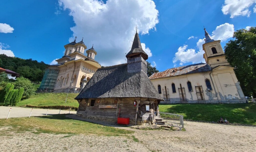 Hramul Mănăstirii Nicula, locul unde se află icoana făcătoare de minuni a Maicii Domnului