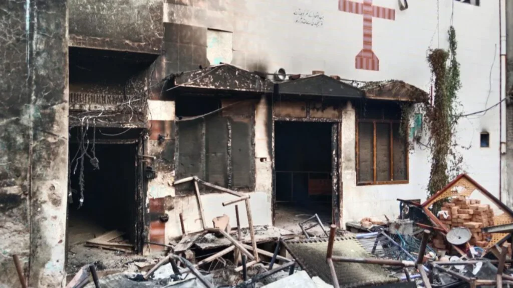 Asalt dezlănțuit în Pakinstan. Biserici, case și Biblii incendiate. Video