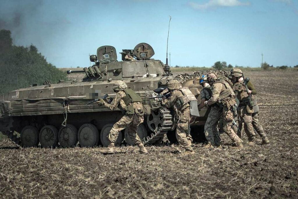 Soldații ucraineni se îndreaptă spre Tokmak.