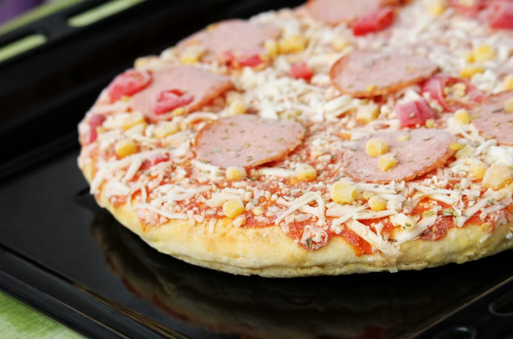 Pizza din supermarket, pericol uriaș pentru organism. Consumatorii se pot alege cu boli grave