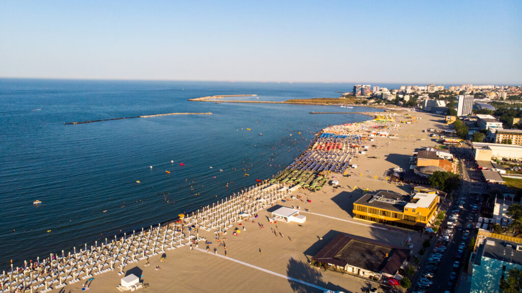 Prețuri mai accesibile pe litoralul românesc. Perioada de închiriere a plajelor, extinsă