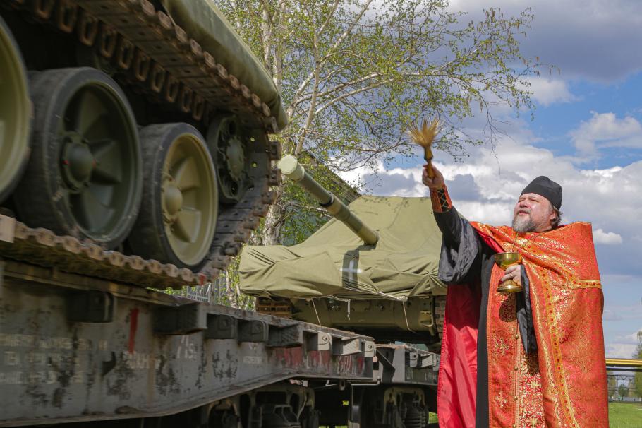 Preot rus sfințește tancurile care pleacă pe front.