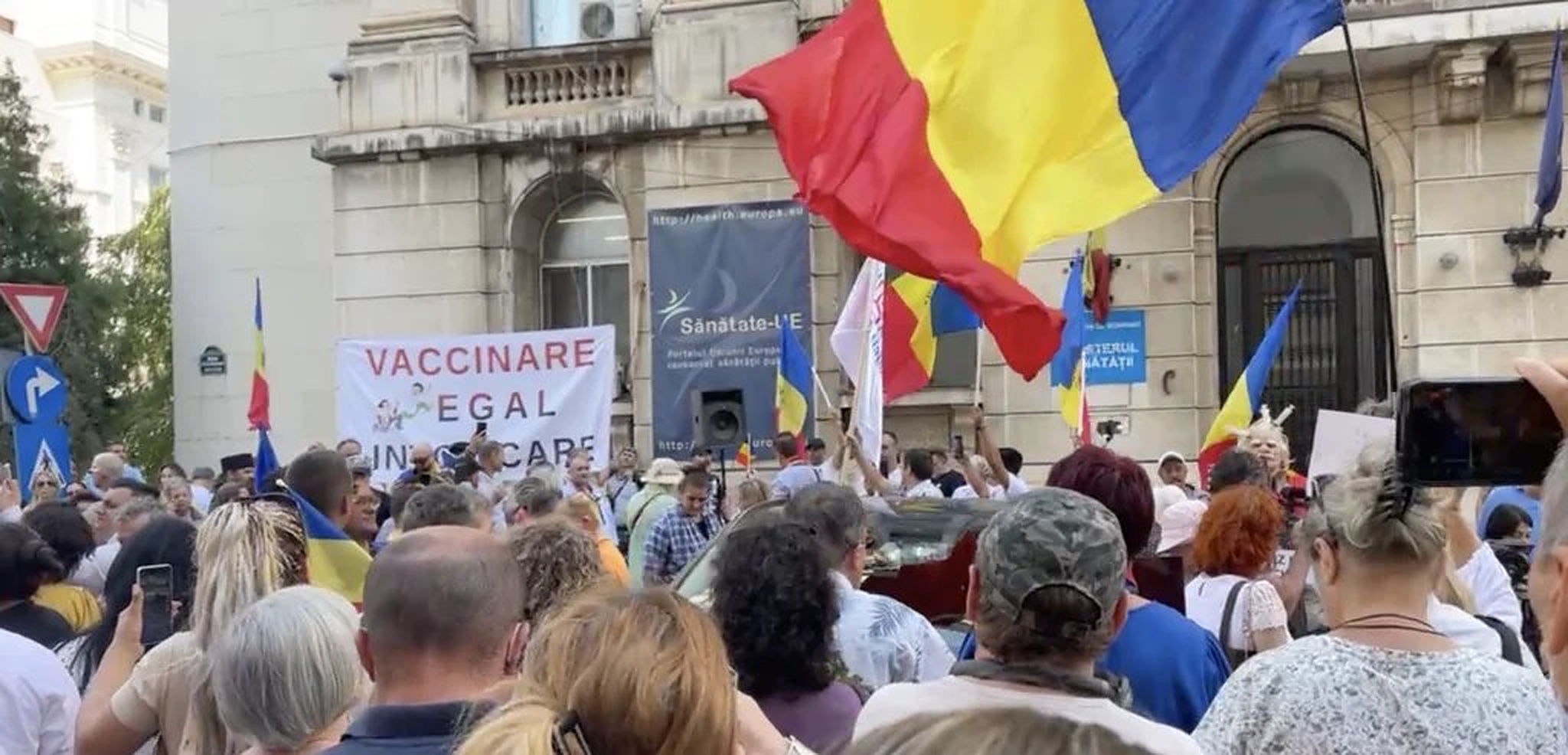 Antivacciniștii AUR protestează în fața Ministerului Sănătății