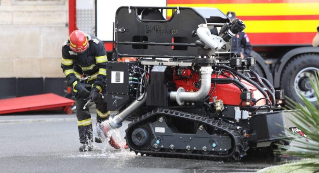 Roboții pompierilor au salvat vieți la Crevedia. Video