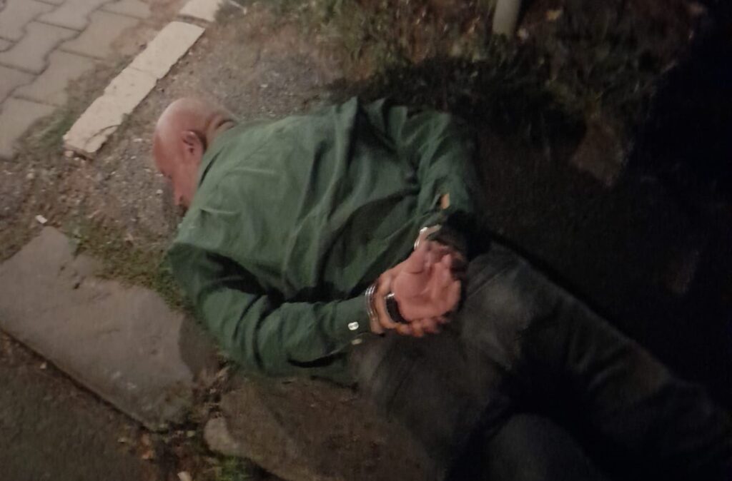 Bătrână tâlhărită pe stradă. Bărbatul cu cagulă din Tg Jiu, încătușat de poliție