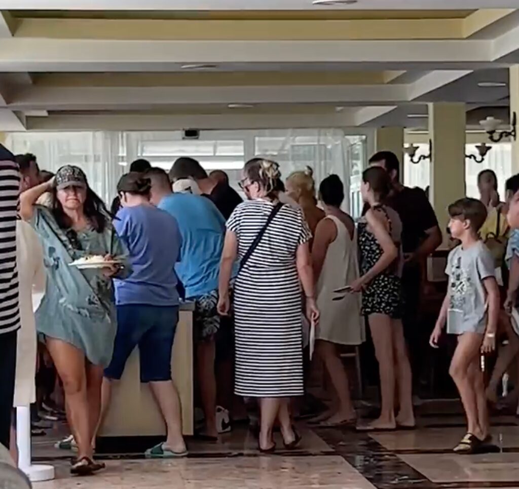 Turiștii de la un hotel de pe litoral s-au luptat pentru o porție de mâncare. Video