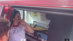 Femeie înjunghiată Constanța. Sursa: Captură video Atac în parcarea unui mall din Constanța. O femeie a fost înjunghiată de un bărbat