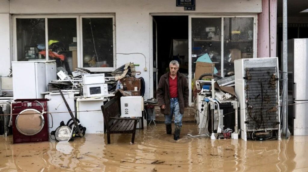 Furtuna Elias lovește centrul Greciei. A măturat drumuri, poduri și mii de case. Video