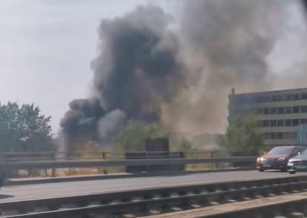 Incendiu la două vagoane abandonate între Podul Grant și Podul Basarab din București. Video