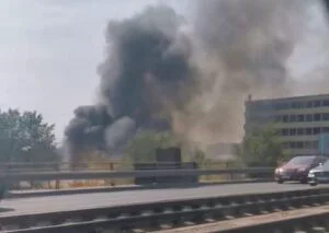 Incendiu București. Sursa: captură video Facebook Incendiu la două vagoane abandonate între Podul Grand și Podul Basarab din București