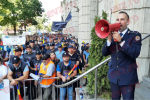 Polițiștii protestează în fața sediului IPJ și al Prefecturii Constanța. Video