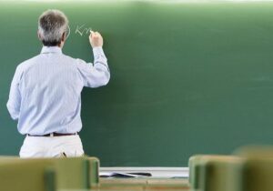 Profesorul de religie acuzat că a violat o copilă, arestat