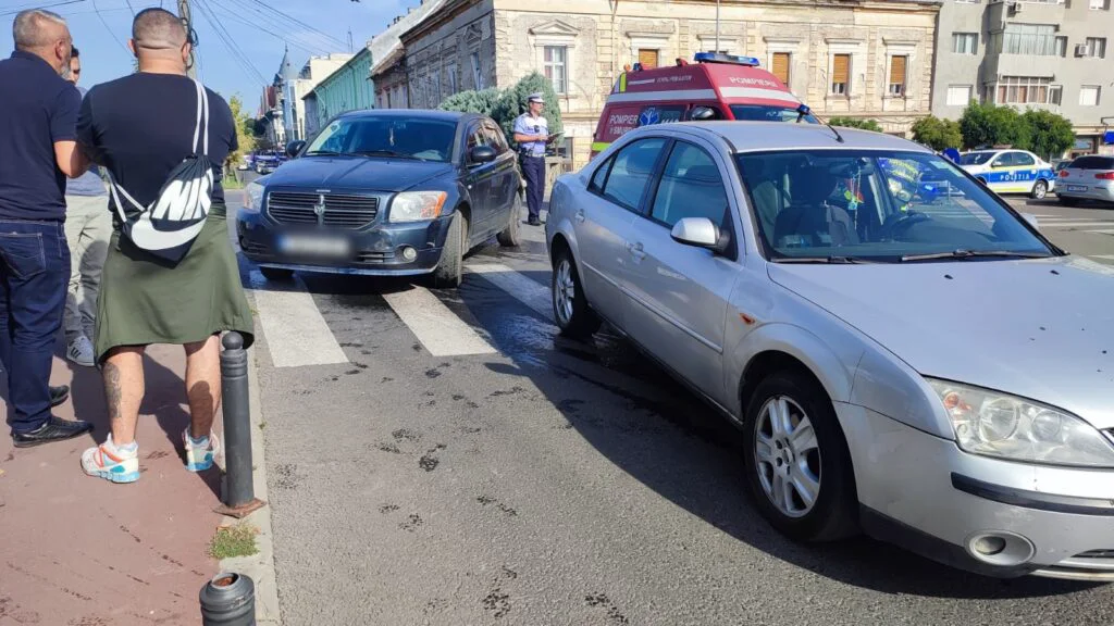 Accident grav în Arad. O mașină a lovit mai mulți oameni care mergeau pe marginea drumului