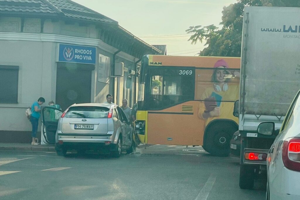 Accident de autobuz la Ploiești. Sunt două victime, deocamdată