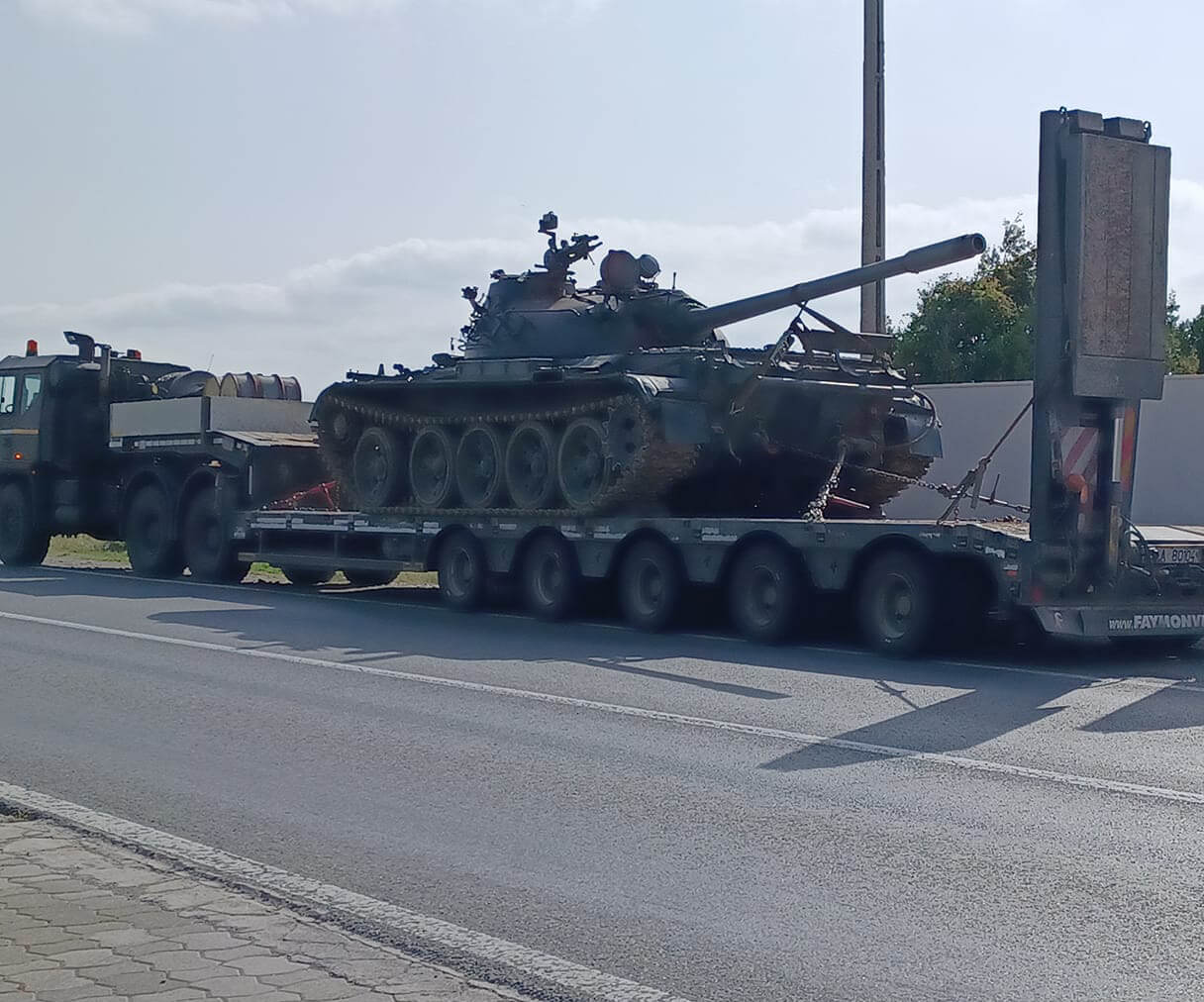 O platformă cu un tanc, implică într-un accident în Prahova