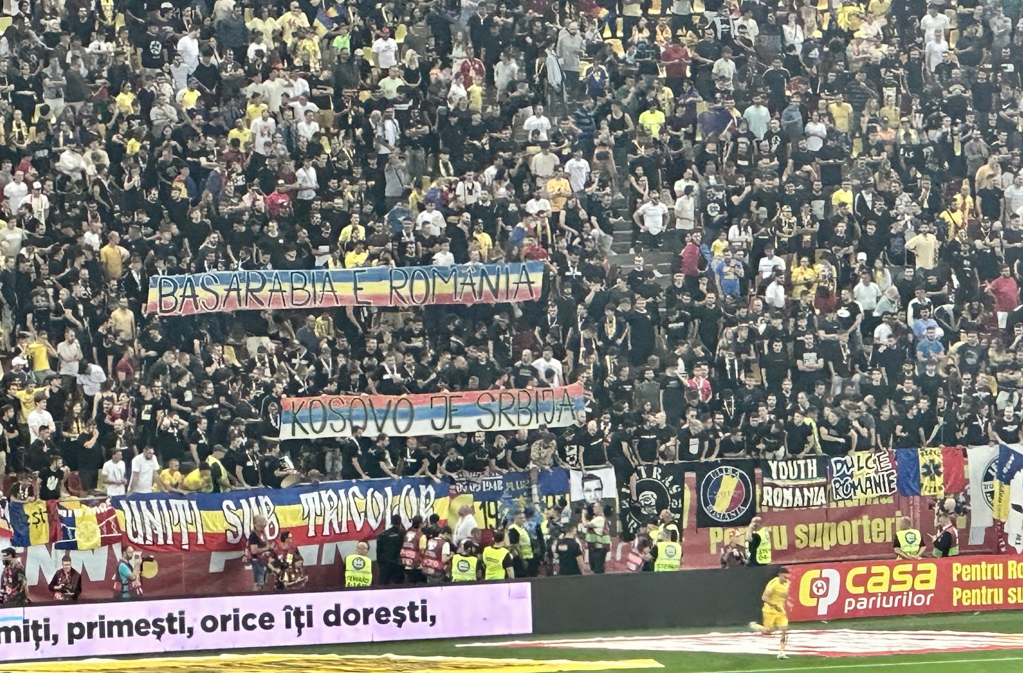 Bannerele fluturate de galeria naționalei României la meciul cu Kosovo