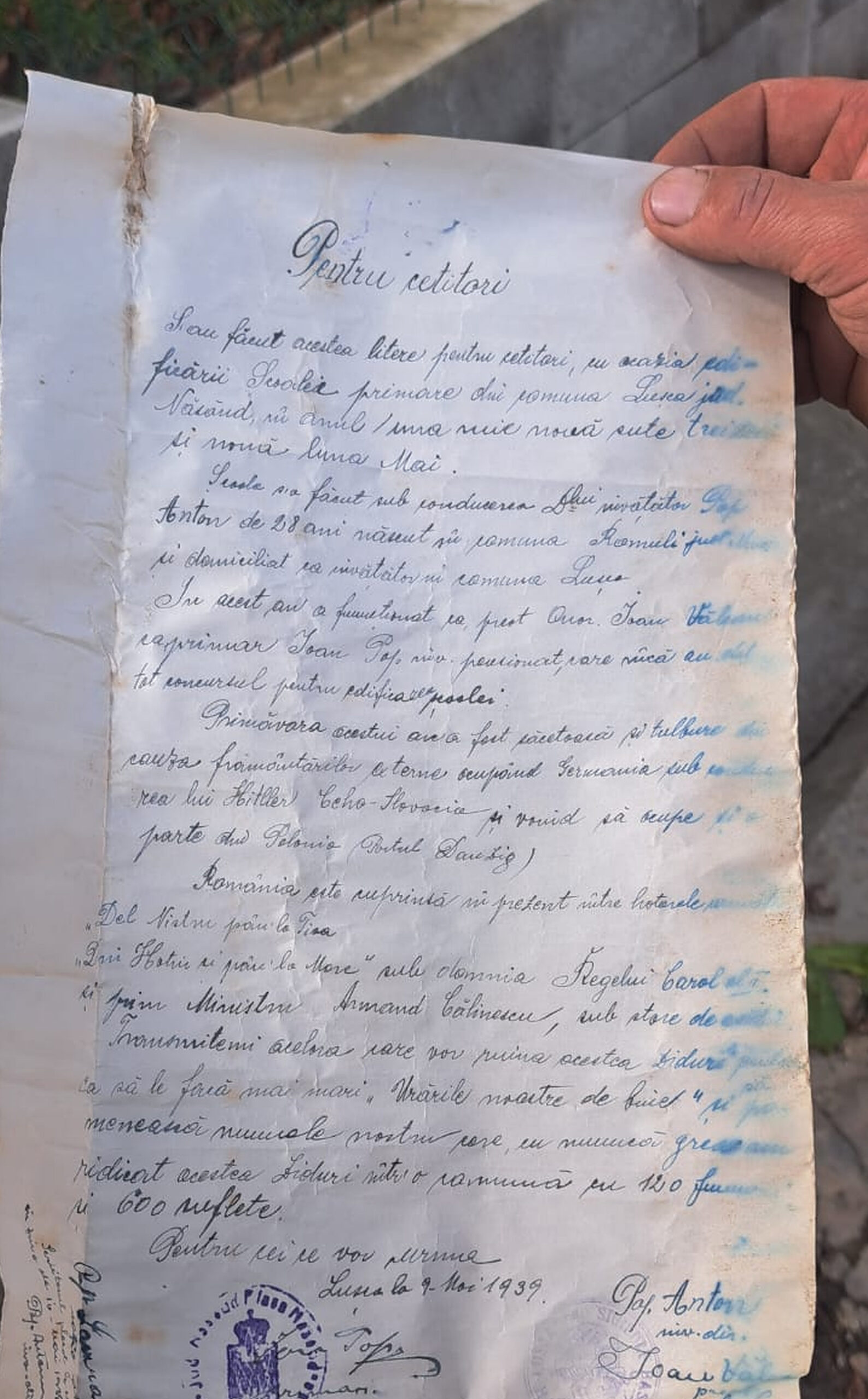 Un bilet pentru viitoarele generații, în pereții unei școli din Bistrița. A fost scris în 1939