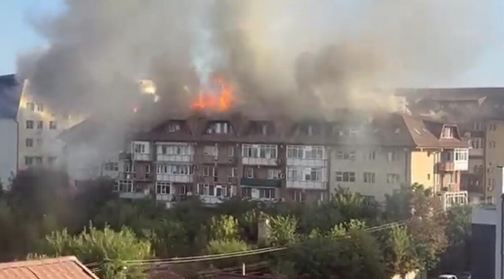 Incendiu puternic în Craiova. Pompierii, agresați de locatari