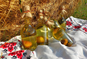 Pălinca de pere. Cum este pus fructul în interiorul sticlei