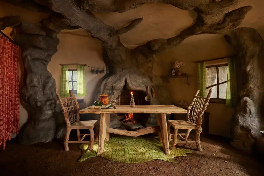 Mlaștina lui Shrek poate fi rezervată pe Airbnb. Cum arată reședința fictivă a căpcăunului