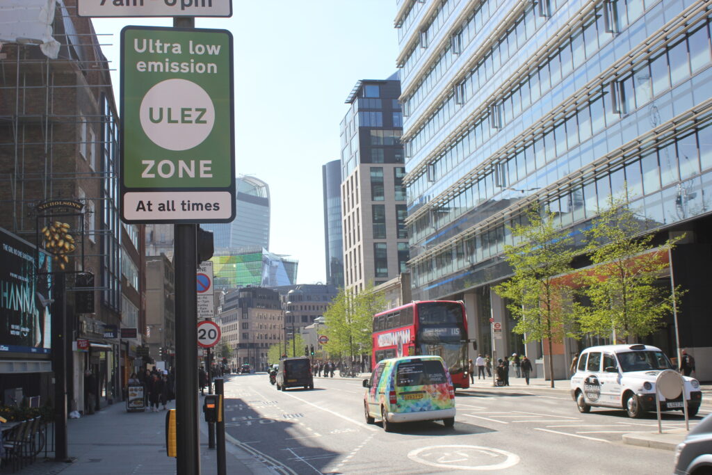 Zona ULEZ s-a extins. Taxe noi pentru șoferii români din Londra