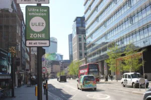 Zona ULEZ a fost extinsă în Londra. Șoferii cu mașini poluante trebuie să plătească o taxă zilnică