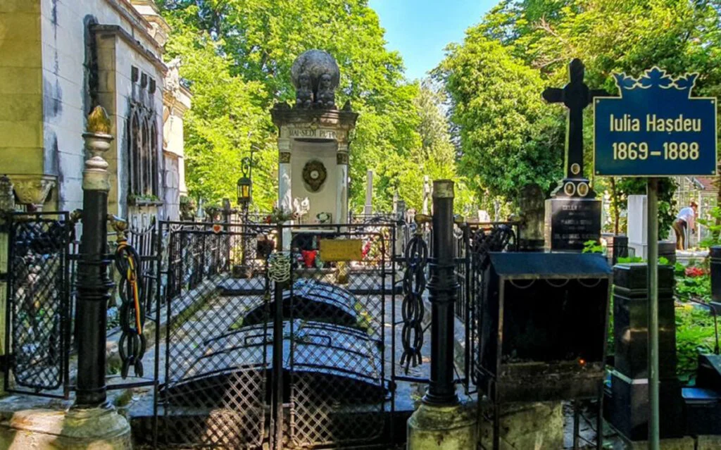 Iulia Hașdeu, geniul al cărui mormânt este închis cu lanțuri. Legenda celui mai bântuit cavou din Capitală