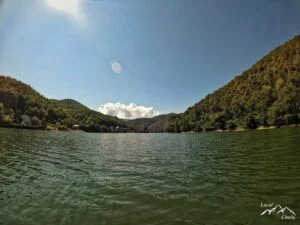 Misterul construcției care a răsărit din Lacul Cinciș. Legendele îţi dau fiori