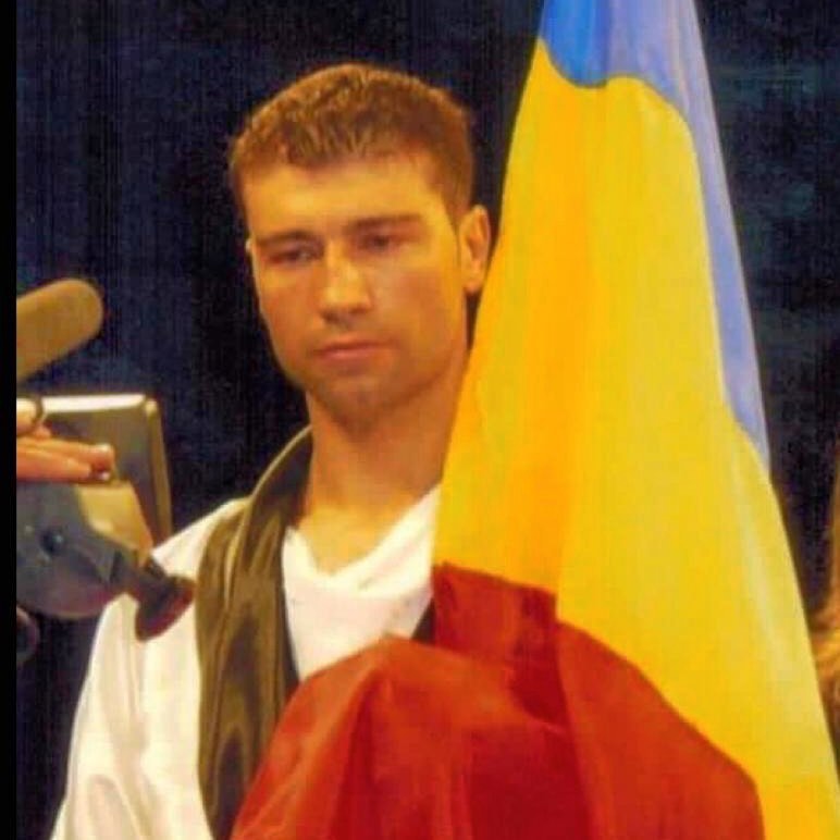 Lucian Bute cu drapelul național