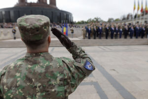 Mesajele lui Klaus Iohannis și Marcel Ciolacu cu ocazia Zilei Armatei Române