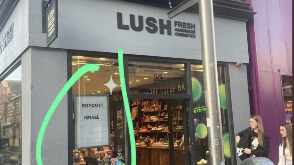 Afișul „Boicotați Israelul" din vitrina magazinului Lush din Dublin stârnește furie în Marea Britanie